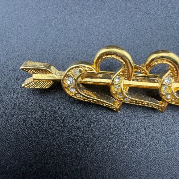 Gold Tone Avon Triple Heart Arrow Brooch With Rhinestone Accents Vintage Jewelry - Picture 3 of 6